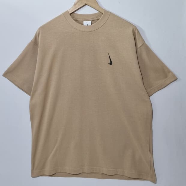L ) 나이키 X 빌리아일리시 다크베이지 반팔티