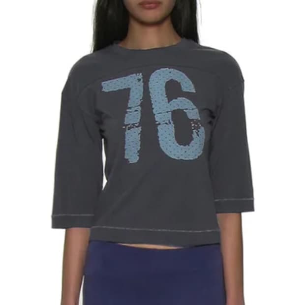 파르티멘토우먼 76 프린티드 풋볼 티 차콜m