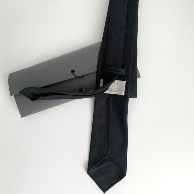 캠브리지 x 로리엣 차콜 넥타이