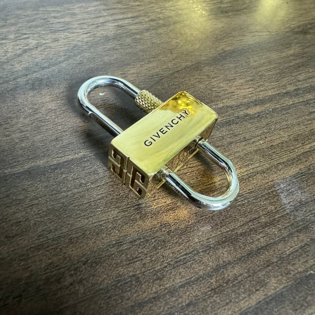 지방시 패드락 키링 겸 백참