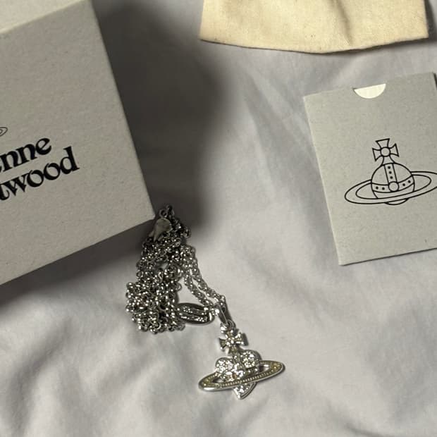 비비안웨스트우드 리버스 하트 목걸이 크림 실버