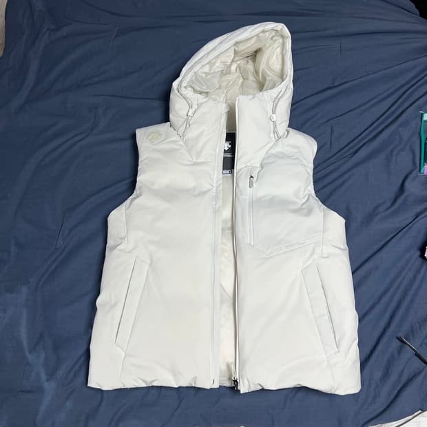 데상트 패딩조끼 105