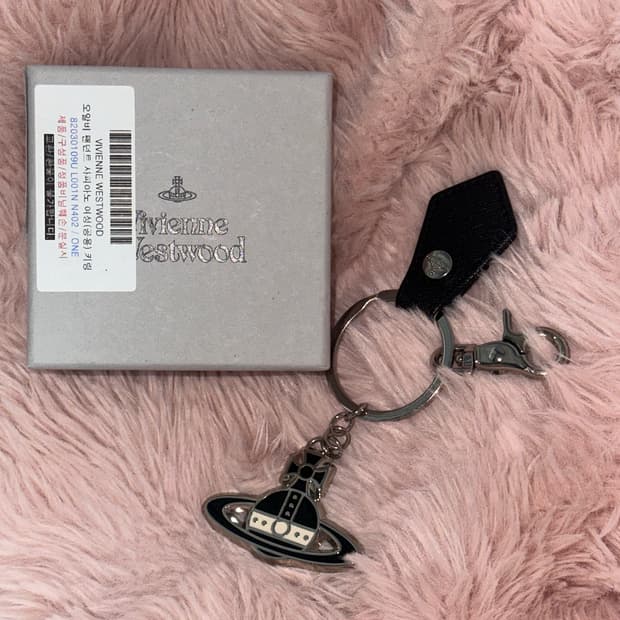 비비안웨스트우드 사피아노 블랙 앤 화이트 키링 블랙