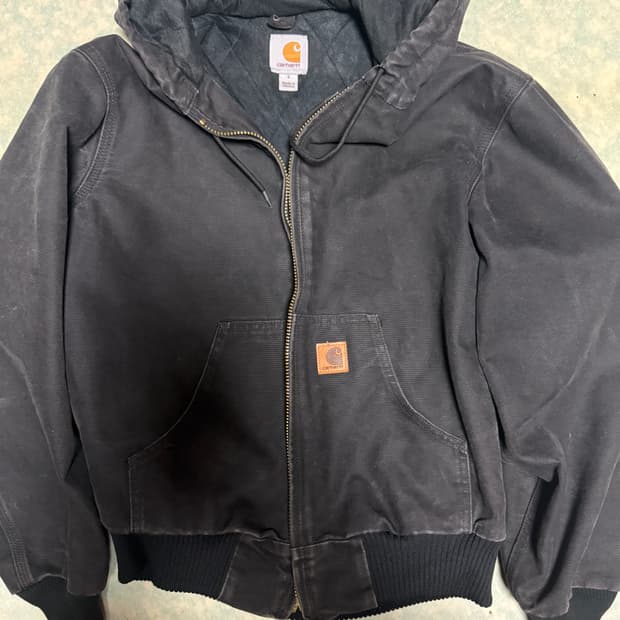 Carhartt J130 BLK Sandstone Duck Active 