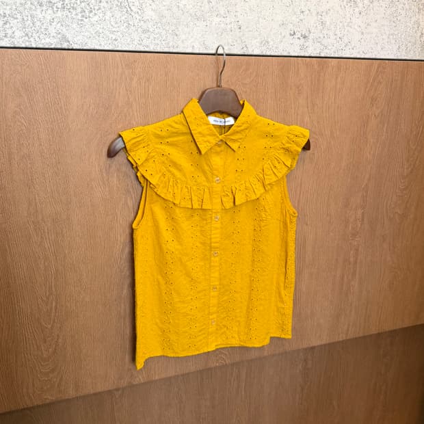 빈티지 슬리브리스 블라우스 아일렛 자수 프릴 요크 디테일 머스타드