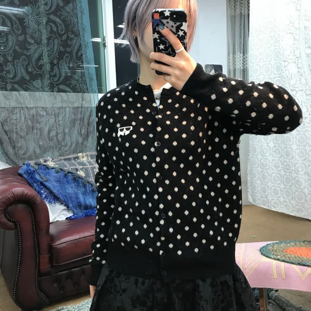 칼라거펠트 여성 도트 니트 가디건 