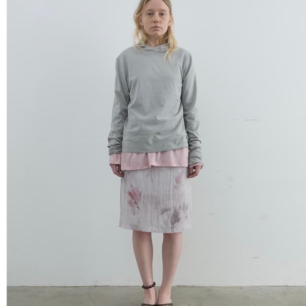 SILKY FLORAL MIDI SKIRT IN GREY