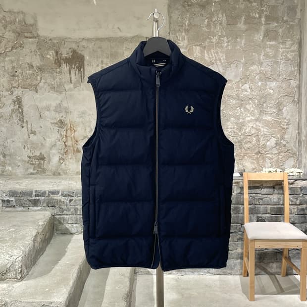 프레드 페리 다크 네이비 로고 투 웨이 패디드 베스트