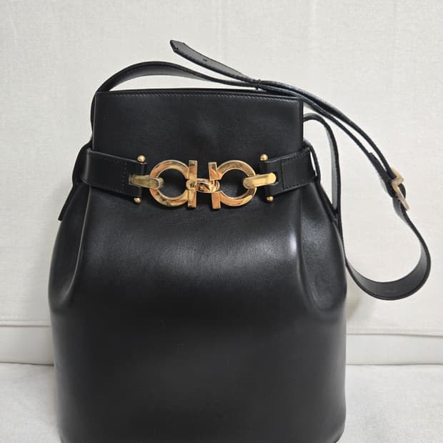 페라가모 버킷백