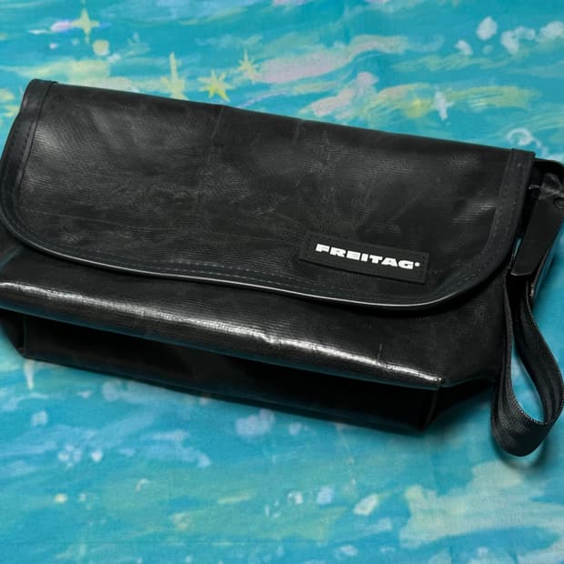 (NEW) 프라이탁 새상품 올검정 하와이파이브오 