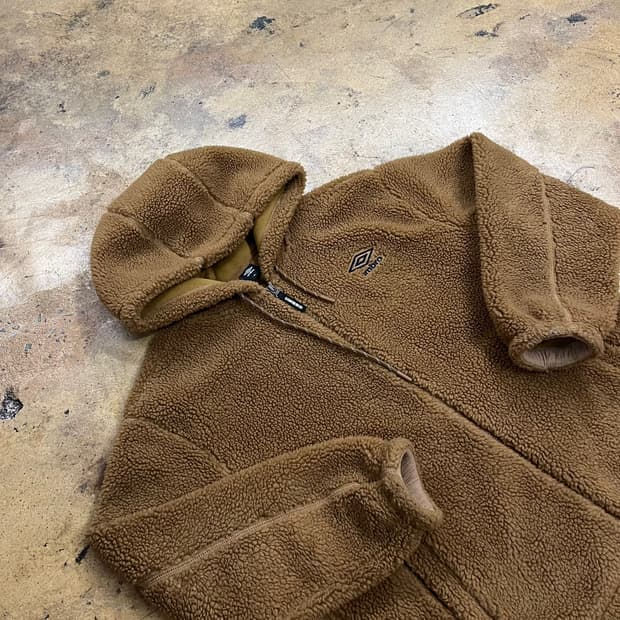 엄브로 브라운 후리스 100