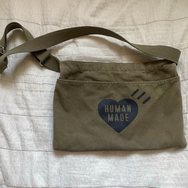 휴먼메이드 하트로고 숄더백 카키 human made