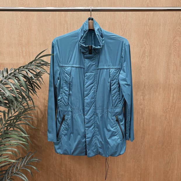 랑방 콜렉션 하이넥 라이트 집업 점퍼 드로우 스트링 디테일 블루