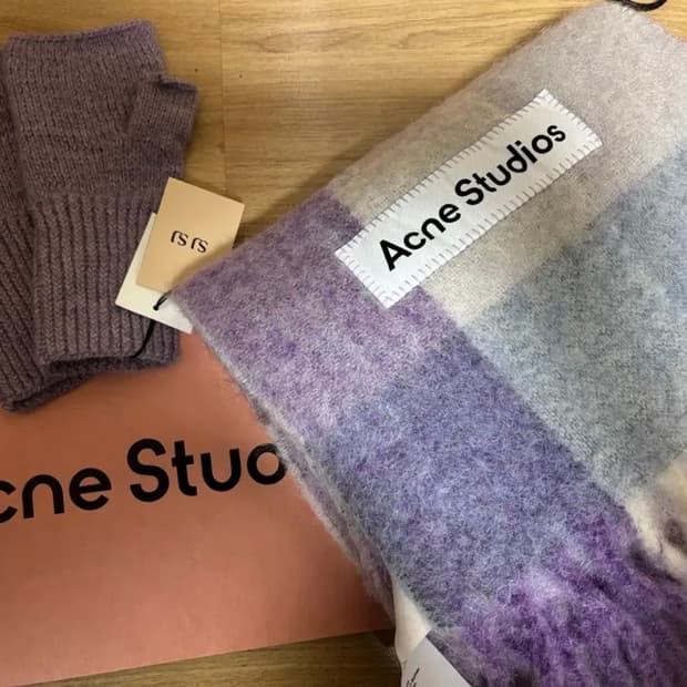 아크네 신상 컬러 퍼플 목도리 + 에스제이 캐시 장갑 