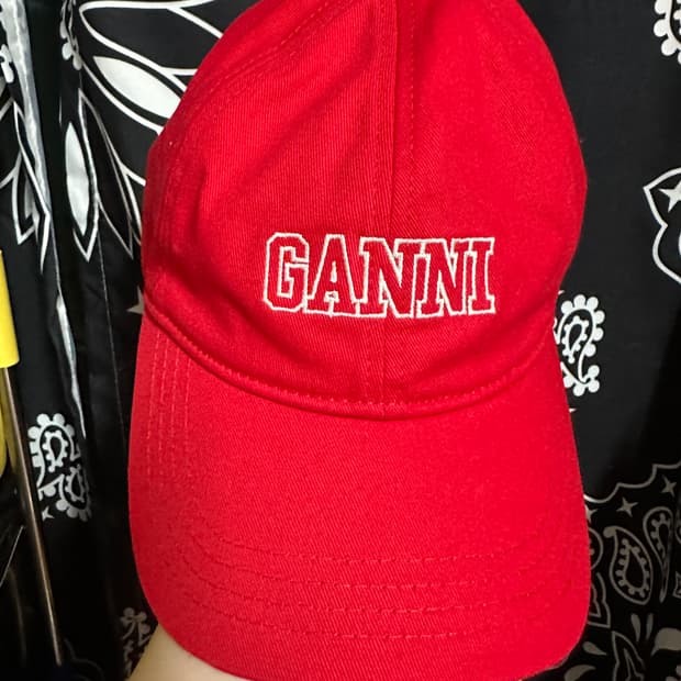 [정품] 가니(GANNI) 로고 자수 볼캡 (레드)