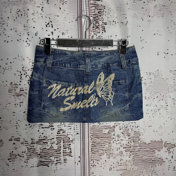 Lettering Detail Two-Button Skirt