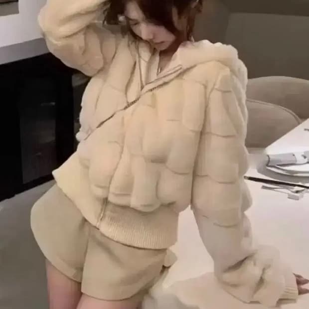 아이보리 퍼 후드 집업 숏 자켓