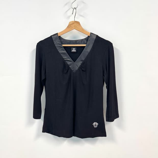 VERSACE JEANS COUTURE 베르사체 메두사 블랙 브이넥 티셔