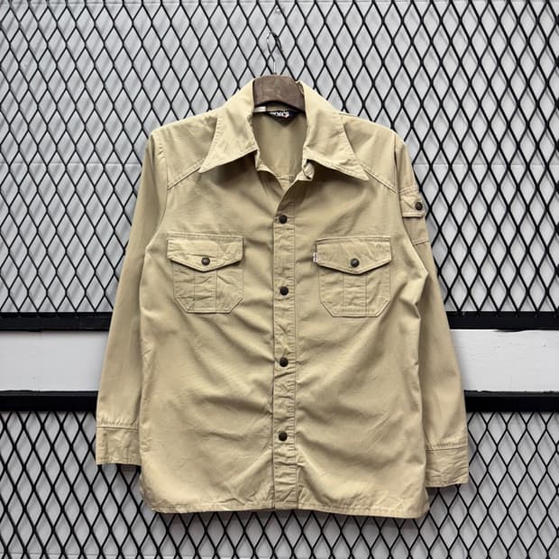 리바이스 긴팔 코트 셔츠 와이드 카라넥 슬리브 포켓 디테일 베이지