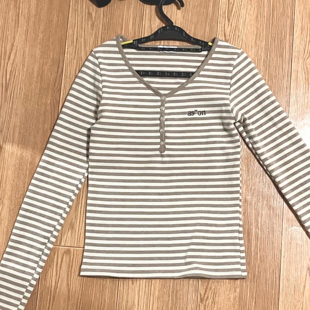 애즈온 엘렌 스트라이프 티 베이지 롱슬리브헨리넥밤비코어