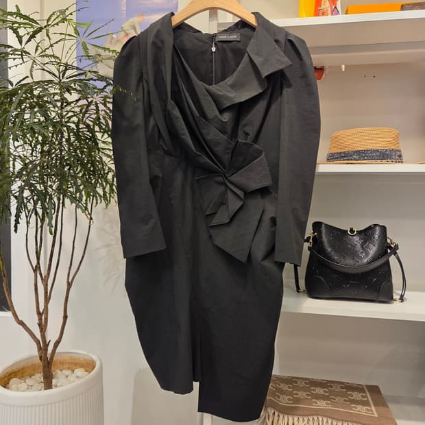 봄빅스엠무어 셔링 리본 원피스