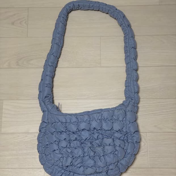 COS 코스 퀼티드 메신저백 라이트 블루