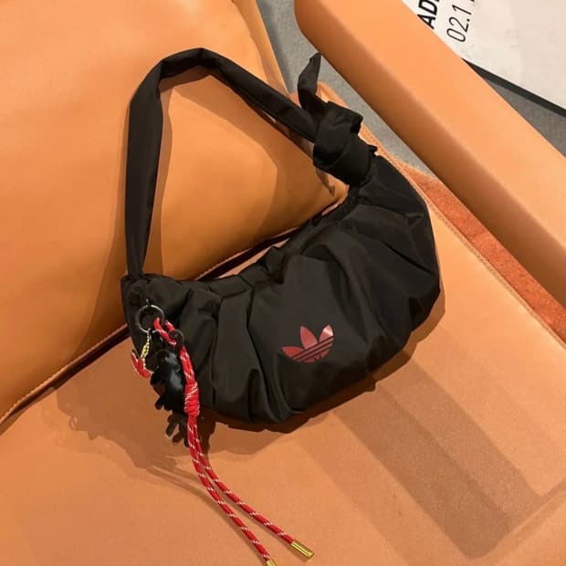 아디다스 차이니즈 뉴 이어 버전 클라우드 숄더백 스몰 블랙