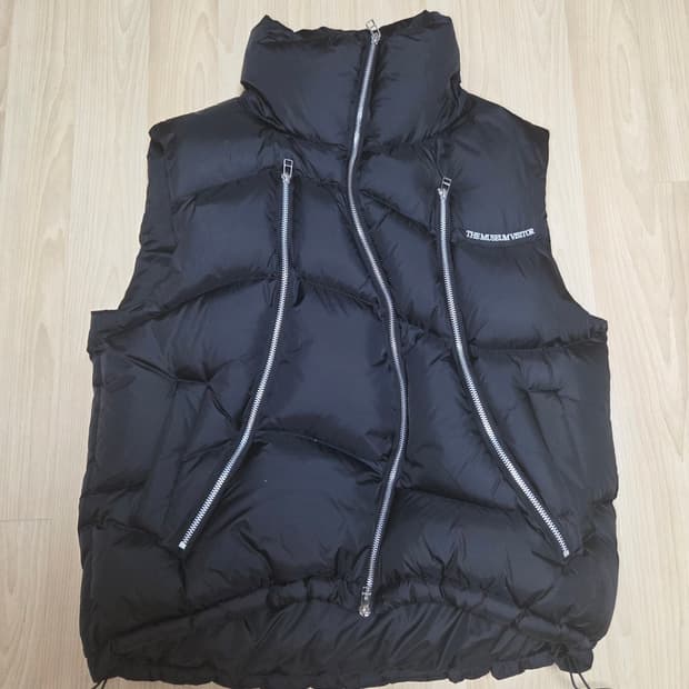 더뮤지엄비지터 CURVED ZIPPER PUFFER DOWN VEST