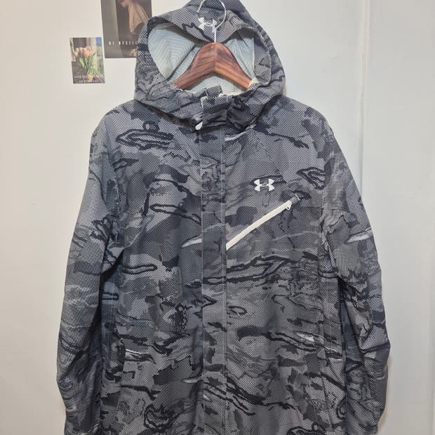 언더아머의  카모 패턴 후드 집업  L
사이즈 