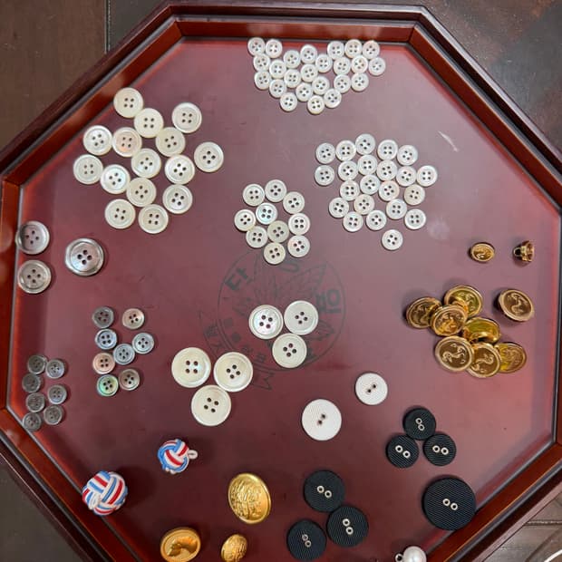 톰브라운 정품 각각의 다양한 단추들 많이있습니다. 새상품 팝니다.!!!