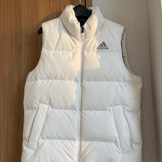 아디다스 화이트 조끼패딩