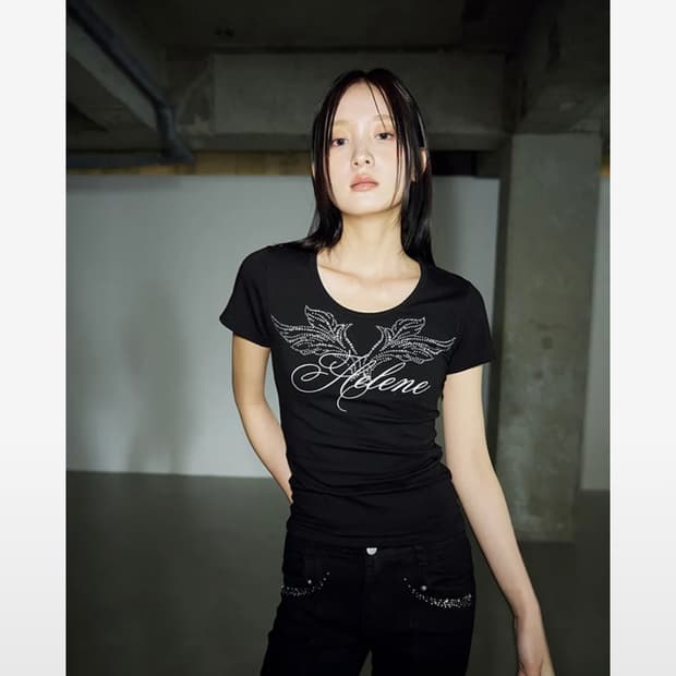 헬레네파리스 엔젤 레터링 큐빅 하프 티셔츠 블랙