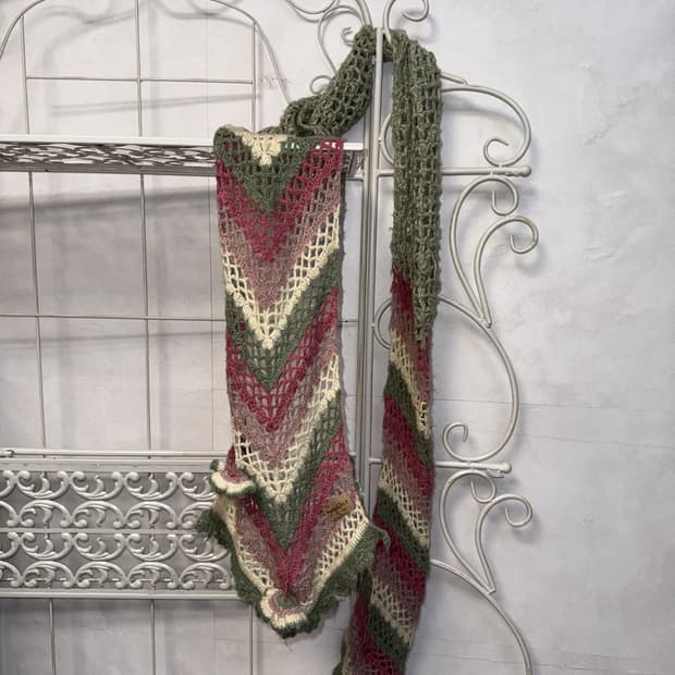 Mute pink green crochet flower muffler