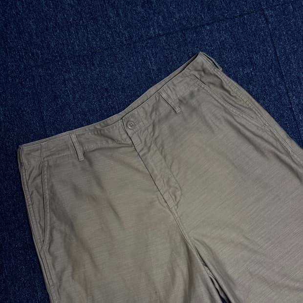 [34] 무신사스탠다드 백 사틴 버뮤다 팬츠 베이지