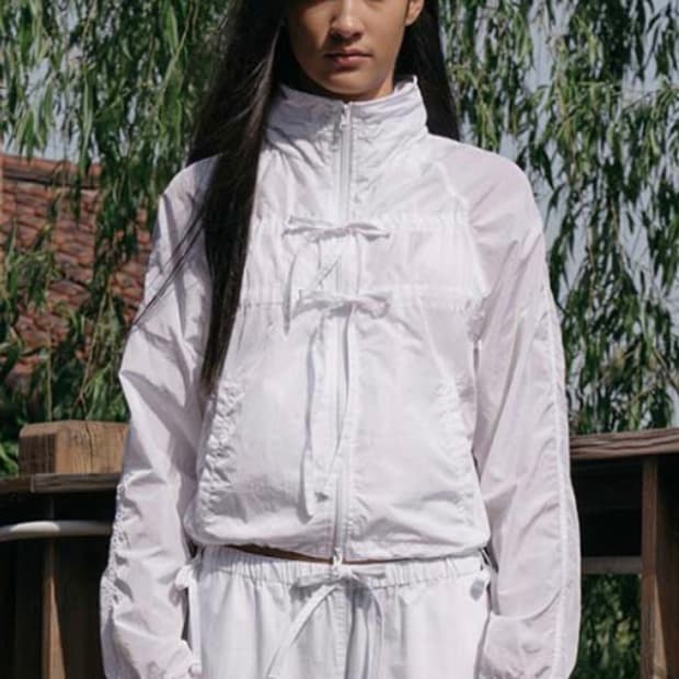 파르티멘토 우먼 바람막이 화이트 (시어 리본 셔링 후디 자켓 크롭