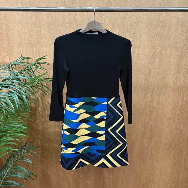 마렐라 니트 미디 원피스 블루 기하학 패턴 배색 사이드 지퍼 디테일 블랙