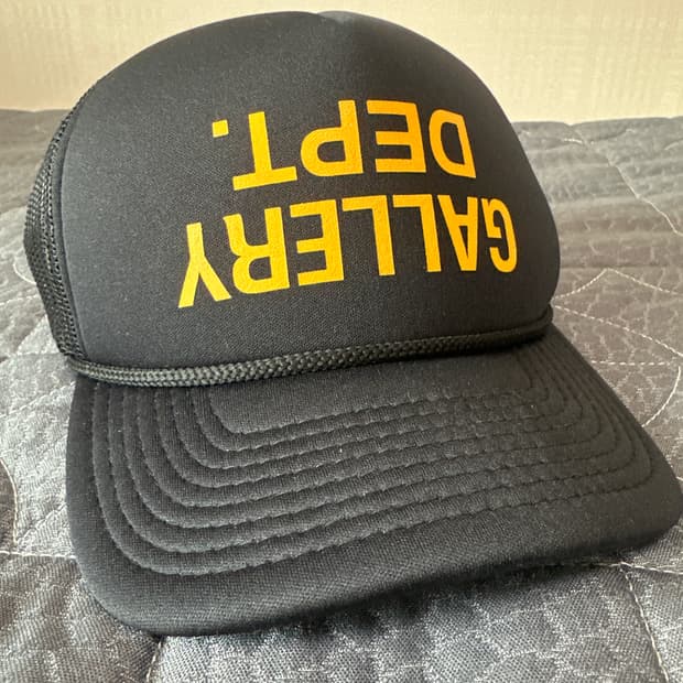 갤러리 디파트먼트 퍽드 업 트러커 캡 블랙