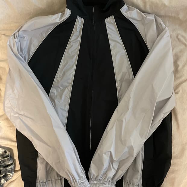 더뮤지엄비지터 바람막이 L