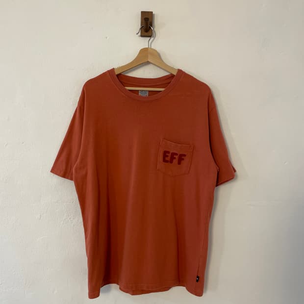 이벳필드 자수 포켓 티셔츠 