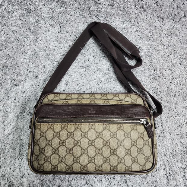 구찌 GG PVC 트리밍 메신저 크로스백