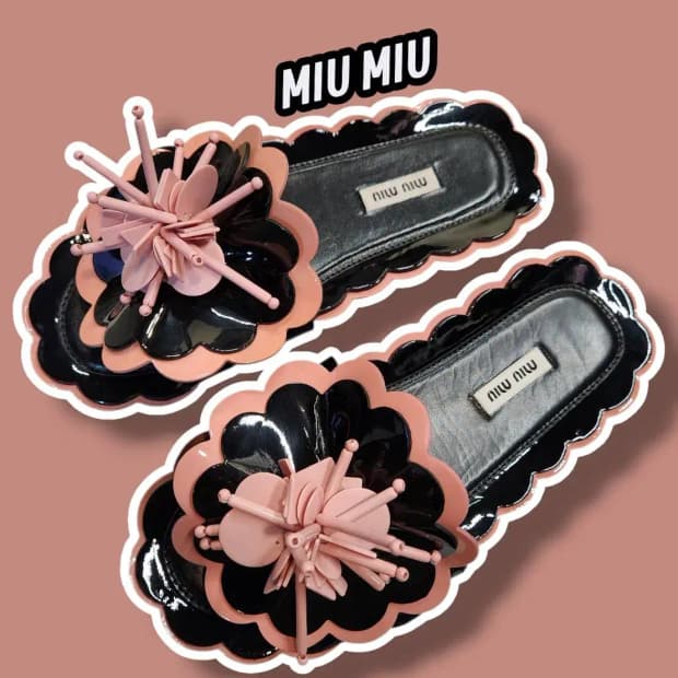 38/ MIUMIU 미우미우 플라워 슬라이스 에나멜 슬리퍼 /1230