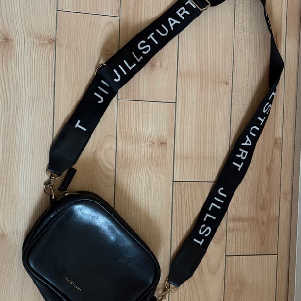 질스튜어트 블랙 미니 크로스백 / 로고 스트랩