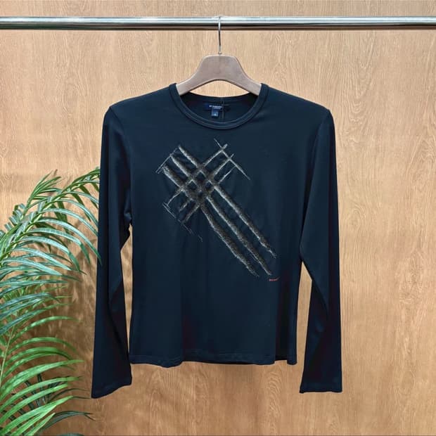 버버리 런던 긴팔 티셔츠 메탈릭 골드 그래픽