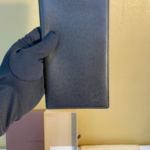 루이비통 타이가 여권장지갑