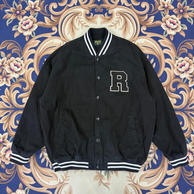 L사이즈 NBA 시카고 불스 스타디움 자켓입니다.  검정색 몸통에 흰색 