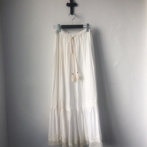 Lace point white long skirt