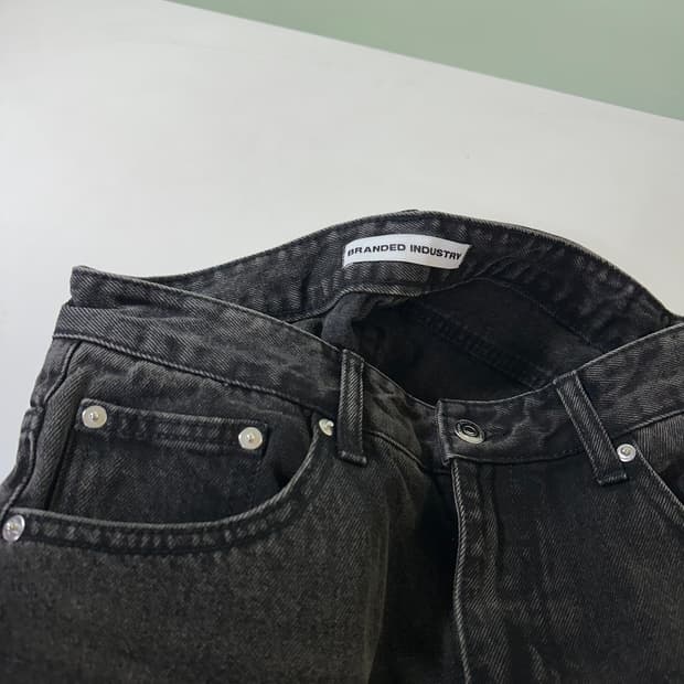 S 브렌디드 인더스트리 빈티지블랙 워시드 일자핏 데님팬츠
