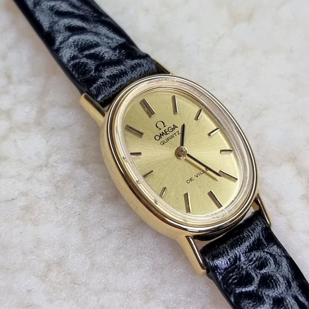 오메가 드빌 빈티지 오벌 샴페인 선레이 다이얼 쿼츠 여성시계