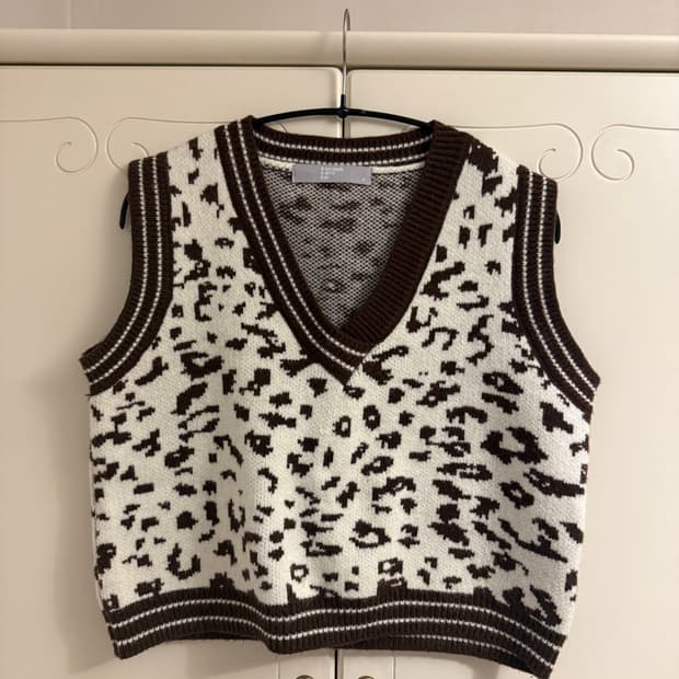 에잇세컨즈 레오파드 브이넥 니트 조끼