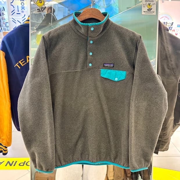 파타고니아 신칠라 스냅티 ’차콜/민트‘